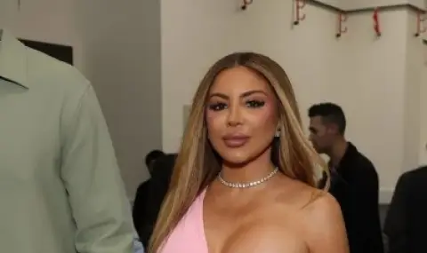 Ларса Пипън прикова погледите с дръзка визия без бельо   - 1