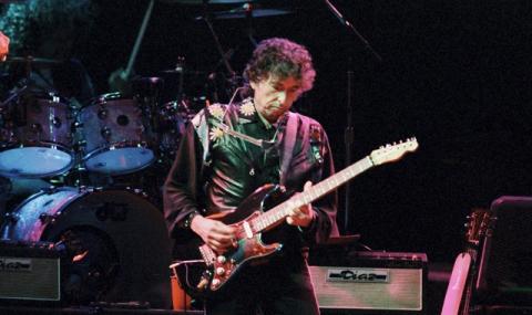 Продадено! Броиха $187 000 за китара на Боб Дилън (ВИДЕО) - 1
