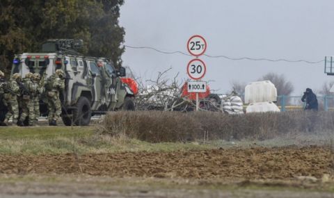 Ешелон с военна техника се движи от Беларус към украинската граница - 1