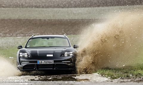 Предпремиерно видео показва електрическото комби на Porsche - 1