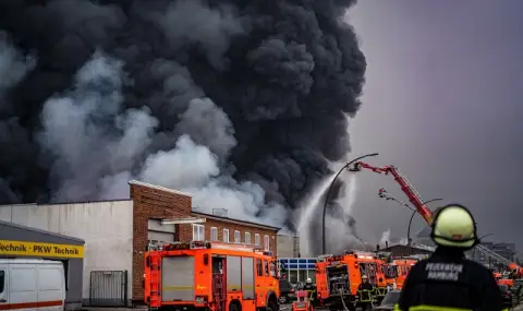 В Хамбург: Пожарът в голямата зала вече е потушен - 1