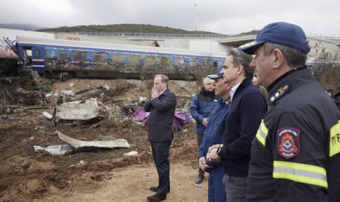 Продължава спасителната операция след катастрофата между два влака в Гърция  - 1