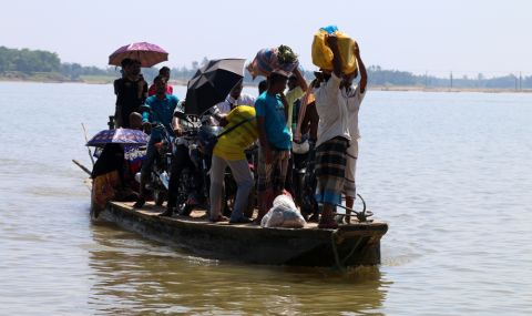 Бангладеш се опитва да спре рохингите, които рискуват живота си в морето  - 1