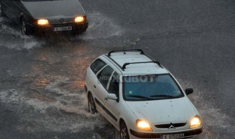 Порой се изсипа над Кърджали, наводнени са централни улици - 1