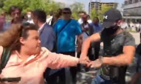 Провокатори бранят ГЕРБ, нападнаха протестиращи и журналисти (ВИДЕО) - 1