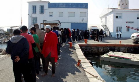 Италия прехвърля мигранти на други места, след като центърът в Лампедуза беше препълнен - 1