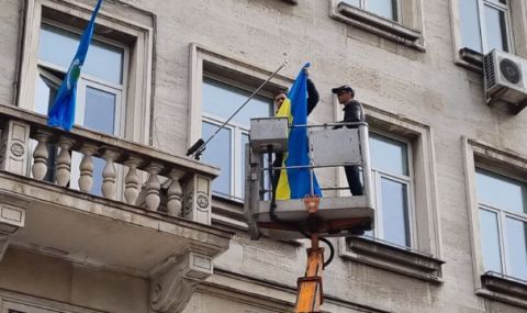 От "Възраждане" свалиха украинското знаме от Столична община,  общинарите пак го окачиха  - 1