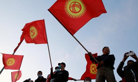 Протестиращи в Киргизстан освободиха от затвора бившия премиер - 1