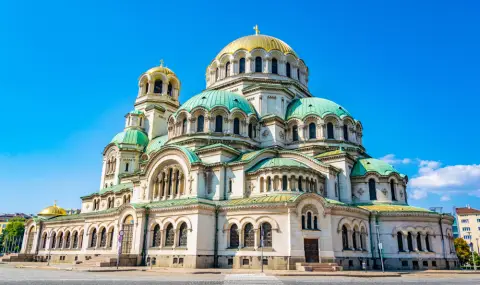 Полугол мъж се покатери по "Александър Невски" (ВИДЕО) - 1