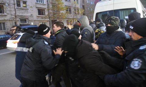 Протестиращи обсадиха турското посолство в София - 1