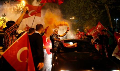 Опозицията в Турция оспорва резултата от референдума - 1