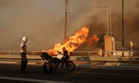 Пожарите около Атина все още бушуват - 1