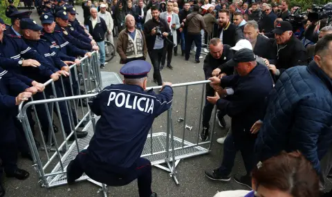 Опозицията в Албания протестира, иска оставката на премиера Еди Рама и го обвинява в корупция - 1