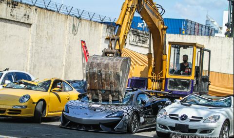 Властите във Филипините смачкаха редица луксозни коли (ВИДЕО) - 1