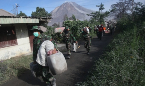 Вулкан изпепели няколко души в Индонезия - 1