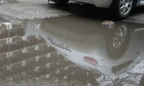 Недоволство в "Люлин" заради огромни дупки и кал покрай метростанция - 1