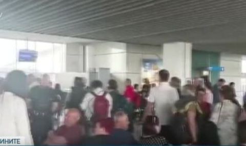 Заради повреден самолет: Почти 200 туристи стоят блокирани с часове на летище София  - 1