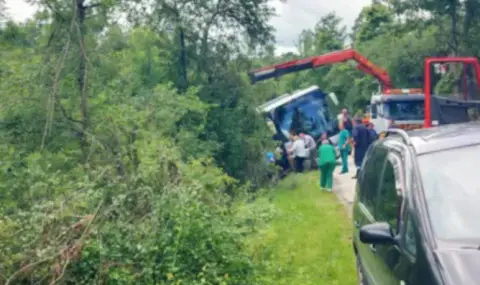 Инцидент: Автобус с туристи се преобърна край Боженци - 1