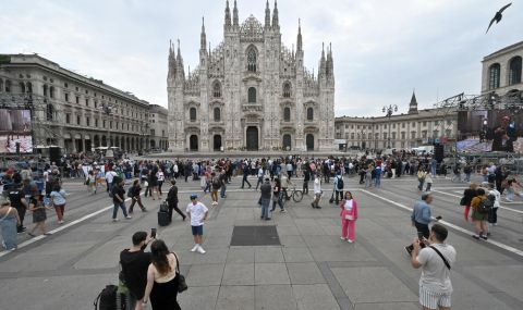  Отцепен е площадът пред Миланската катедрала за погребението на Берлускони - 1