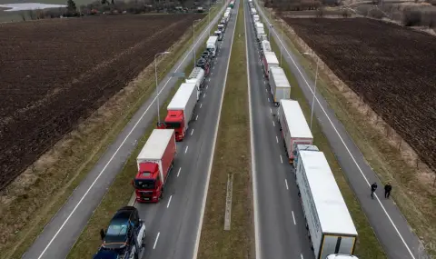 Опашка от 2300 камиона задръсти украинско-полската граница - 1