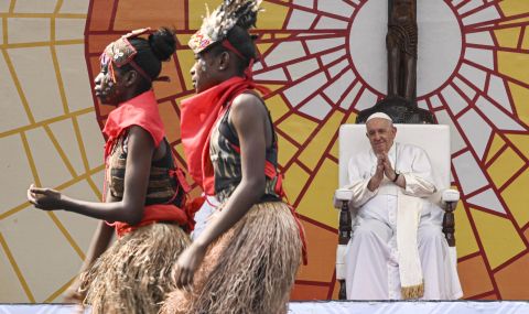 Папата призова конгоанските младежи да се борят срещу корупцията  - 1