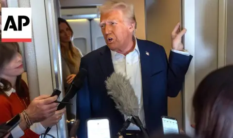 Удариха Тръмп с вратата на тоалетната по време на среща с пресата в самолета му ВИДЕО - 1