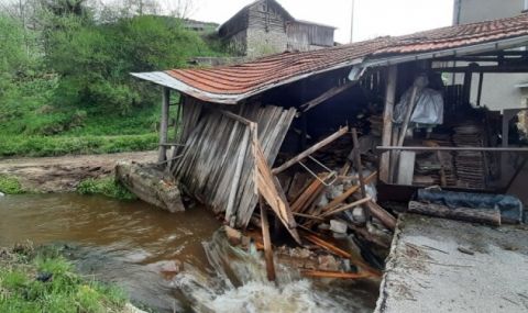 3-часова градушка удари родопско село, причини наводнение и унищожи реколтата - 1