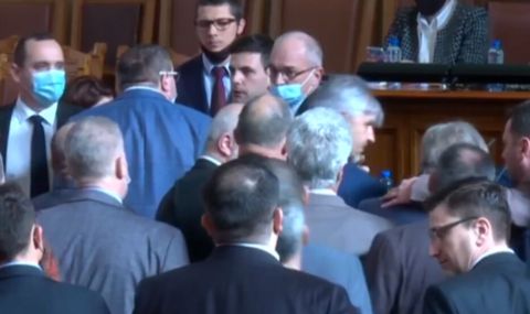 Парламентът пред бой заради задържането на Бойко Борисов СНИМКИ - 1