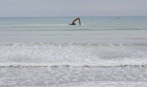 Багер заседна в морето, пропадайки в собствения си трап - 1