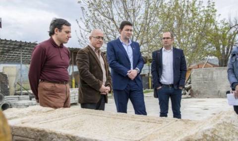 Спасиха огромна антична плоча в Петричко - 1