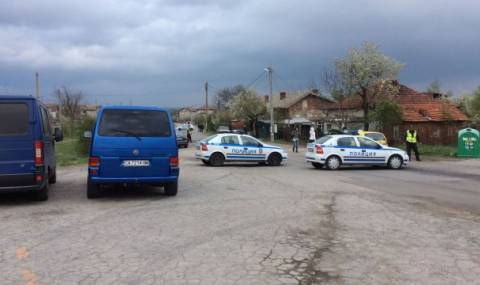 Спецакция в Нови Искър! Маскирани ограбиха офис, барикадираха се - 1