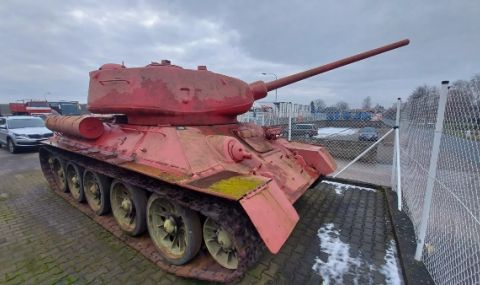 Мъж призна, че притежава розов танк - 1