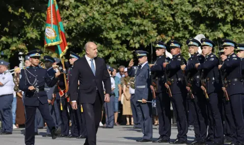 Румен Радев към випускниците на ВВВУ „Георги Бенковски“: Днес вие се посвещавате на святата мисия да гарантирате въздушния суверенитет на Родината