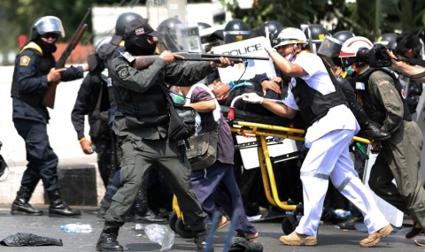 Ранени и убити при сблъсъци между полиция и протестиращи в Тайланд - 1