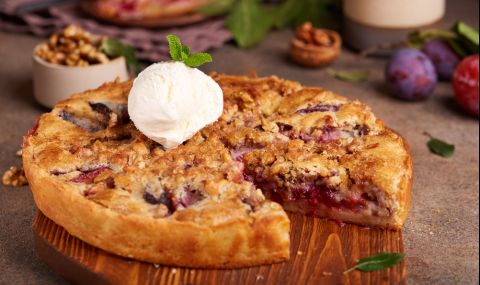 Рецепта на деня: Сладкиш със сини сливи и топка сладолед за разкош - 1