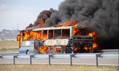 Автобус се запали в движение на пътя Варна-Бургас - 1