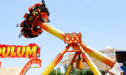 Атракцион в увеселителен парк се строши на две в Саудитска Арабия, има ранени (ВИДЕО) - 1