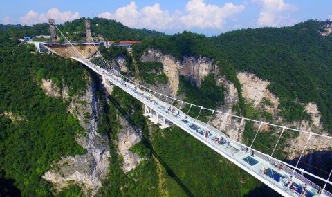 Китай отвори най-високия и дълъг стъклен мост в света - 1