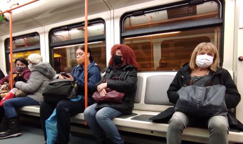 Арестуваха жена без маска в метрото  - 1