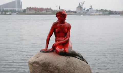 &quot;Окървавиха&quot; Малката русалка в Копенхаген (ВИДЕО) - 1