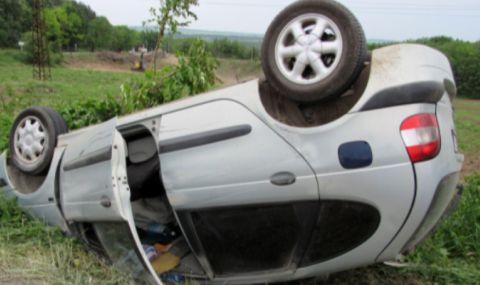 19-годишен шофьор изхвърча от колата си след катастрофа - 1