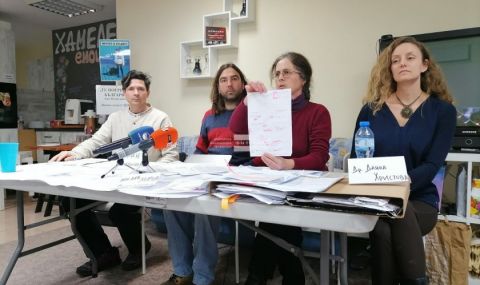 Противопоставиха се на събарянето на дом "Младост" във Варна - 1