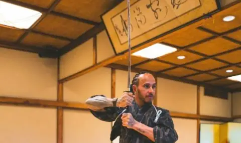 Хамилтън се превърна в самурай за един ден в Токио (ВИДЕО) - 1