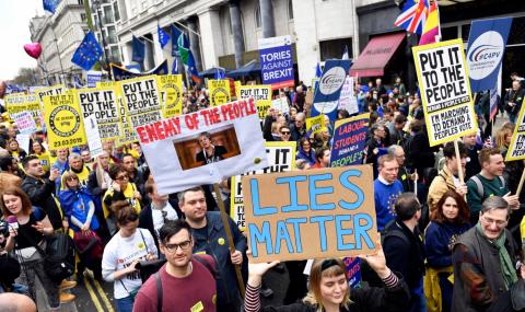 Лондон кипи! Хиляди протестират срещу Брекзит - 1