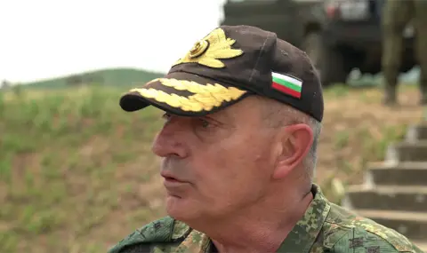 Адмирал Ефтимов обясни на Румен Радев коя военна техника е с "отпаднала необходимост" - 1