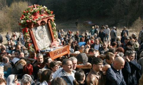 Стотици миряни на шествието в Бачковския манастир - 1