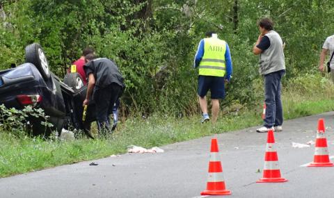 Шофьор на лек автомобил загина, преобръщайки се на пътя Добрич - Варна - 1