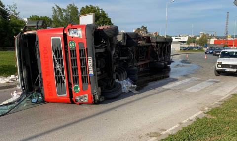 Камион с боклук се обърна във Велико Търново - 1
