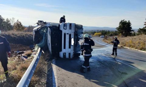 Камион се обърна в Сливенско, има разлив на гориво - 1