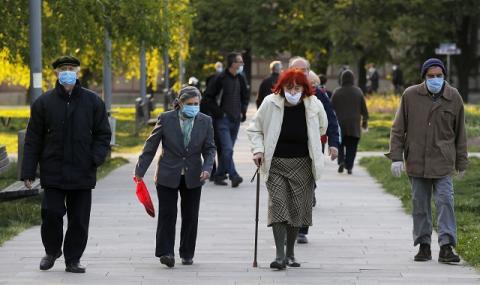Пенсионери в Сърбия след 35 дни забрана за излизане: &quot;Учим се да ходим&quot; - 1